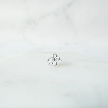 画像をギャラリービューアに読み込む, フラワーオパール スタッドピアス（シルバー925／ロジウムプレーティング）｜SMUK（スムーク）
