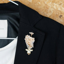 画像をギャラリービューアに読み込む, ビーズの花束ブローチ　=レースフラワーのブーケ= | 普段使いからフォーマルまで◎| 卒業式や入学式のコサージュとして | バッグチャームとしても | 誕生日 | 記念日 | お祝い | お礼 | 先輩へ | 母の日 | 敬老の日 | ｜Des Ailes（デゼル）
