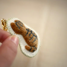 画像をギャラリービューアに読み込む, 和み猫のバッグチャーム　うしろ姿　とら｜Little Plum（リトルプラム）
