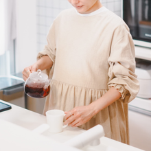 画像をギャラリービューアに読み込む, 【即納】コットンリネン　生成り　キナリ　割烹着ワンピース｜かっぽう着屋（カッポウギヤ）
