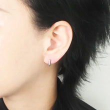 画像をギャラリービューアに読み込む, オパールツインクルカーブハギーピアス（シルバー925／ロジウムプレーティング）｜SMUK（スムーク）
