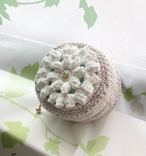 画像をギャラリービューアに読み込む, コロンと可愛い丸ミニポーチ　お花モチーフ｜M&#39;S  CROCHET（エムズクロシェット）
