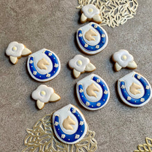 画像をギャラリービューアに読み込む, 幸運を呼ぶ馬蹄と白椿のアイシングクッキーセット｜sumirecookies（スミレクッキーズ）

