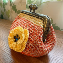 画像をギャラリービューアに読み込む, ラメ入りオレンジポーチ　パンジー付き｜M'S  CROCHET（エムズクロシェット）
