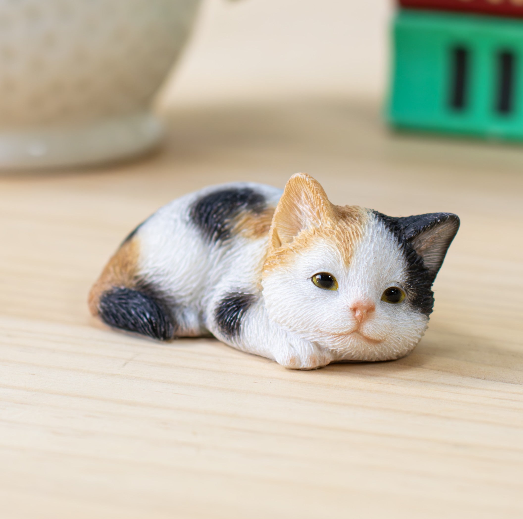 うつぶせ三毛猫｜WooBia（ウービア）