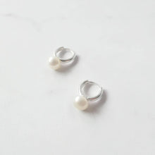 画像をギャラリービューアに読み込む, パール ハギーピアス（シルバー925）｜SMUK（スムーク）
