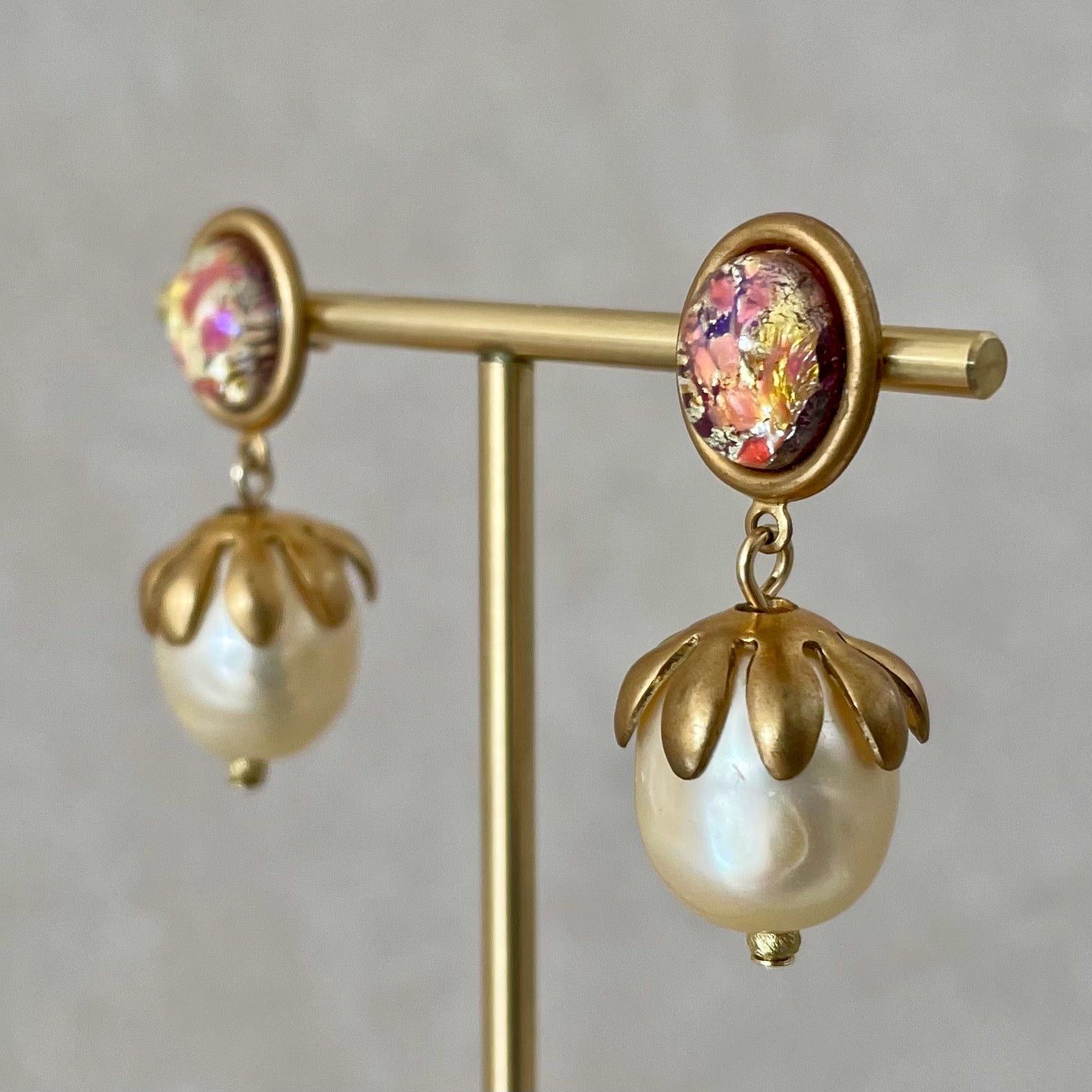 ヴィンテージ パールピアス ピアス】ヴィンテージカラーガラスと揺れる大粒バロックパールのピアス
