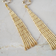 画像をギャラリービューアに読み込む, ゴールドのロングビーズフリンジピアス／イヤリング｜Ahki Beadwork（アーキービーズワーク）
