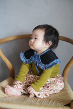 画像をギャラリービューアに読み込む, quilted frill collar (black quilt×blue liberty print)｜RonRon baby &amp; mom（ロンロンベビーアンドマム）
