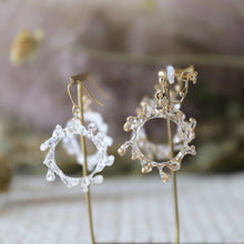 画像をギャラリービューアに読み込む, crown of baby's breath -mini single- (white/gold)（ピアス/イヤリング）｜FT2 works（エフティーツーワークス）
