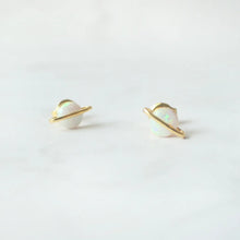 画像をギャラリービューアに読み込む, プラネットモチーフ オパール スタッドピアス（シルバー925／18Kゴールドプレーティング）｜SMUK（スムーク）
