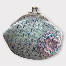 画像をギャラリービューアに読み込む, 薄紫のガーベラ付き空色がま口ポーチ｜M'S  CROCHET（エムズクロシェット）
