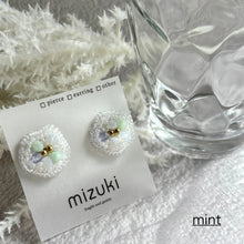 画像をギャラリービューアに読み込む, 全6色　ビーズ刺繍のイヤリングorピアス（ニッケルフリー）《melty flower》｜mizuki（ミズキ）
