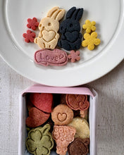 画像をギャラリービューアに読み込む, ずっといっしょ　しろいうさぎとくろいうさぎのはるいろクッキー缶（mini)｜chinami sweets（チナミスイーツ）
