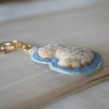 画像をギャラリービューアに読み込む, 和み猫のキーホルダー　うしろ姿の茶トラ｜Little Plum（リトルプラム）
