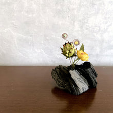 画像をギャラリービューアに読み込む, 炭オブジェ／穏やかな色味の花を添えて｜櫂の炭（カイノスミ）
