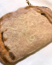 画像をギャラリービューアに読み込む, 羊毛フェルトの立体犬ポーチ ｜垂れ耳ワンコ・たろじろ
