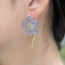画像をギャラリービューアに読み込む, 本物のネモフィラとペリドットの揺れるピアス／イヤリング｜FT2 works（エフティーツーワークス）
