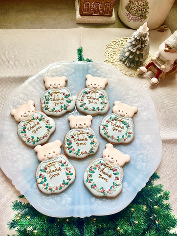 sumirecookies クリスマスリースを抱えたくまちゃんクッキー｜sumirecookies（スミレクッキーズ）