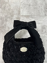 画像をギャラリービューアに読み込む, triangle velvet ribbon bag small｜GONGON.crochet（ゴンゴンクロシェ）
