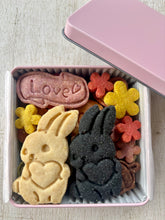 画像をギャラリービューアに読み込む, ずっといっしょ　しろいうさぎとくろいうさぎのはるいろクッキー缶（mini)｜chinami sweets（チナミスイーツ）
