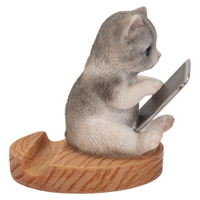 画像をギャラリービューアに読み込む, タブレットを見るサバトラ白猫 スマホスタンド｜WooBia（ウービア）
