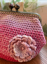 画像をギャラリービューアに読み込む, グラデーションピンクポーチ　ガーベラ付き｜M'S  CROCHET（エムズクロシェット）
