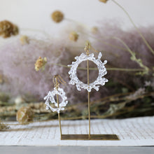 画像をギャラリービューアに読み込む, crown of baby's breath -mini single- (white/gold)（ピアス/イヤリング）｜FT2 works（エフティーツーワークス）
