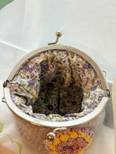 画像をギャラリービューアに読み込む, ニュアンスカラーのガーベラがま口ポーチ｜M&#39;S  CROCHET（エムズクロシェット）
