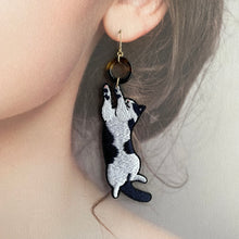 画像をギャラリービューアに読み込む, へそ天で眠るネコ・ぐりの耳飾り｜maltamarie（マルタマリエ）
