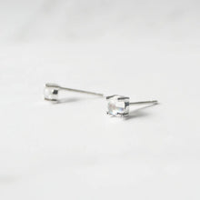 画像をギャラリービューアに読み込む, ムーンストーン スタッドピアス（シルバー925／ロジウムプレーティング）｜SMUK（スムーク）
