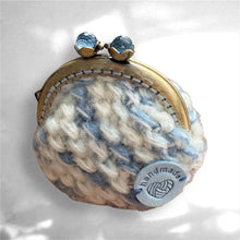 画像をギャラリービューアに読み込む, 青空とわた雲のようなふわもこがま口ポーチ　お花の口金　ブルーの花芯　　｜M'S  CROCHET（エムズクロシェット）

