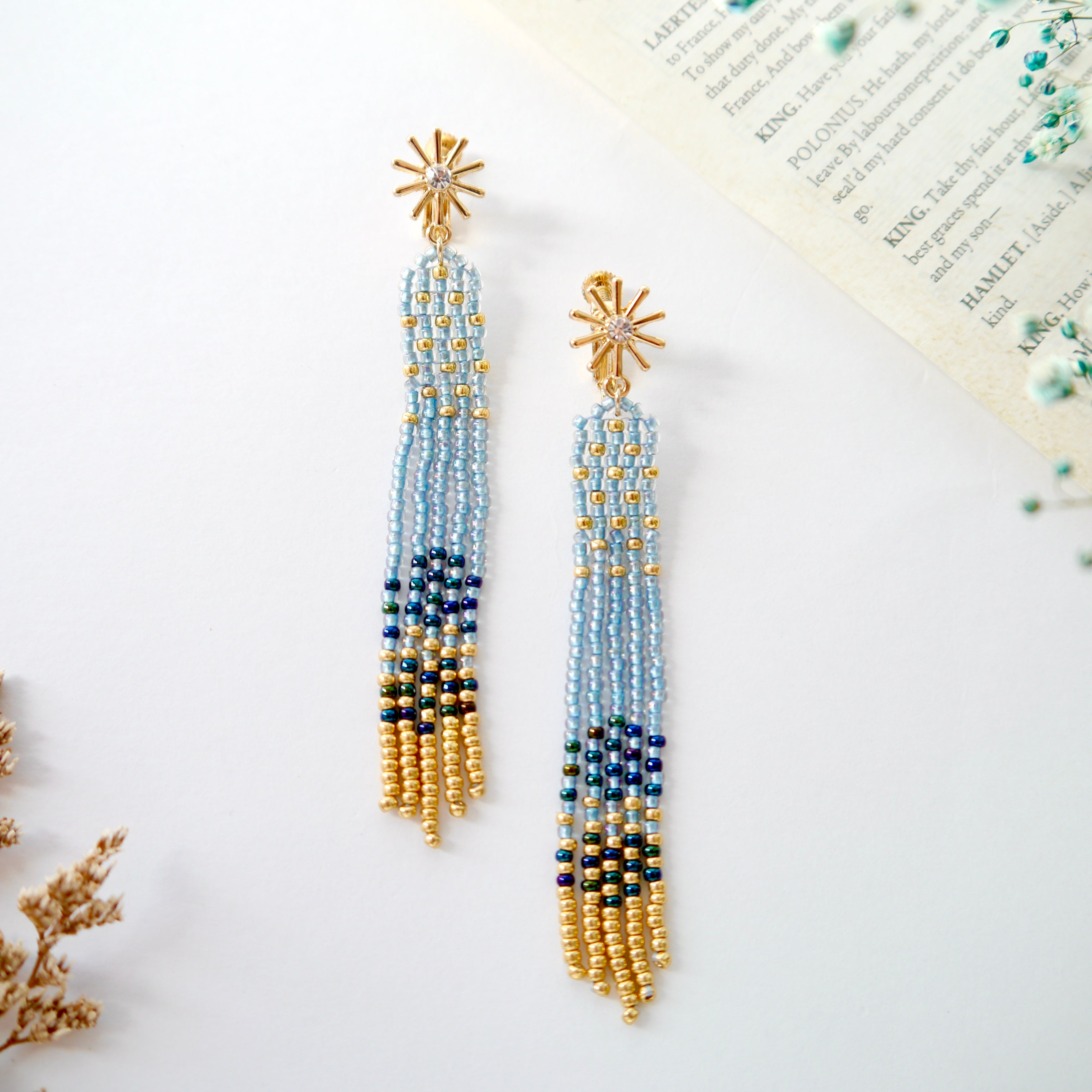 ミッドナイト ライトブルー　夜空の一番星　揺れるロングビーズフリンジイヤリング｜Ahki Beadwork（アーキービーズワーク）