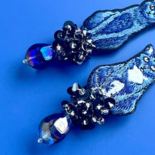 画像をギャラリービューアに読み込む, 仲良しなネコ・キキとジジの耳飾り｜maltamarie（マルタマリエ）
