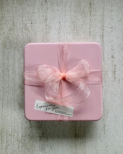 画像をギャラリービューアに読み込む, ずっといっしょ　しろいうさぎとくろいうさぎのはるいろクッキー缶（large）｜chinami sweets（チナミスイーツ）
