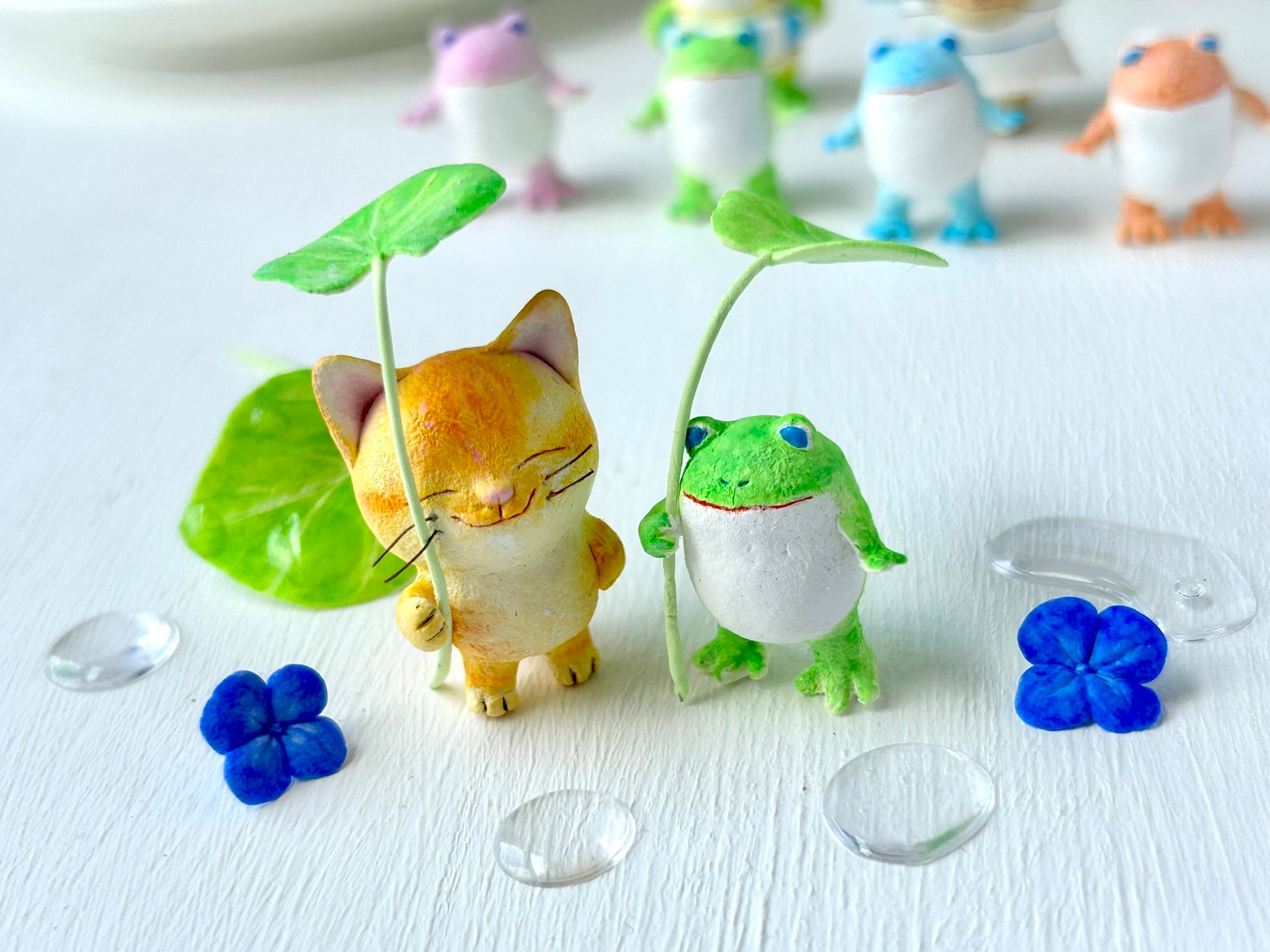 梅雨時の友達～猫さんカエルさんコンビ～｜手ノヒラ堂（テノヒラドウ