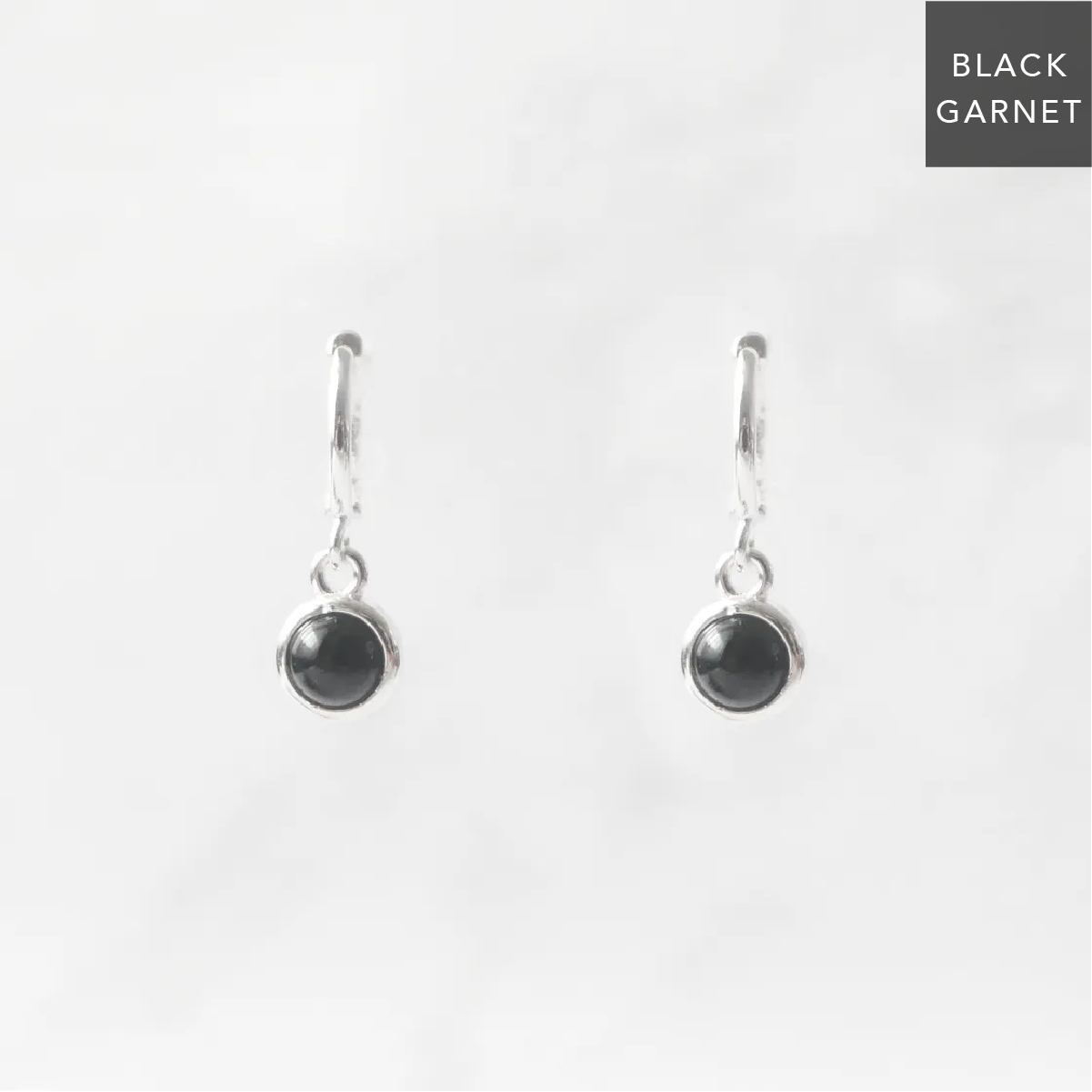 ブラックガーネット ダングルピアス（シルバー925）｜SMUK（スムーク）