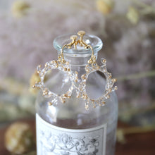 画像をギャラリービューアに読み込む, crown of baby's breath -mini single- (white/gold)（ピアス/イヤリング）｜FT2 works（エフティーツーワークス）
