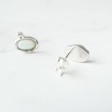 画像をギャラリービューアに読み込む, オパール スタッドピアス（シルバー925／ロジウムプレーティング）｜SMUK（スムーク）
