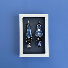 画像をギャラリービューアに読み込む, 仲良しなネコ・キキとジジの耳飾り｜maltamarie（マルタマリエ）
