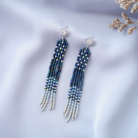 Ahki Beadwork ミッドナイトブルー　夜空の一番星　揺れるロングビーズフリンジピアス　【シルバー925　ピアスポスト】　｜Ahki Beadwork（アーキービーズワーク）