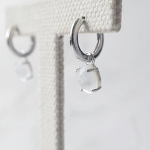 画像をギャラリービューアに読み込む, マザーオブパール ワンタッチ ダングル ピアス（シルバー925／ロジウムプレーティング）｜SMUK（スムーク）
