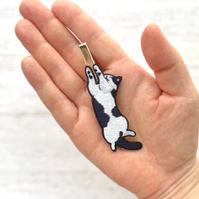 画像をギャラリービューアに読み込む, へそ天で眠るネコ・ぐりの髪飾り｜maltamarie（マルタマリエ）
