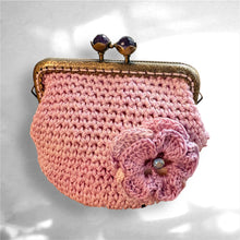 画像をギャラリービューアに読み込む, 薄紫のミニポーチ　パンジー付き｜M'S  CROCHET（エムズクロシェット）
