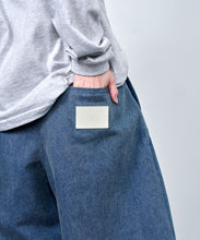 画像をギャラリービューアに読み込む, 【期間限定】タック ウォッシュデニム バレル パンツ｜Nora Lily（ノラリリー）
