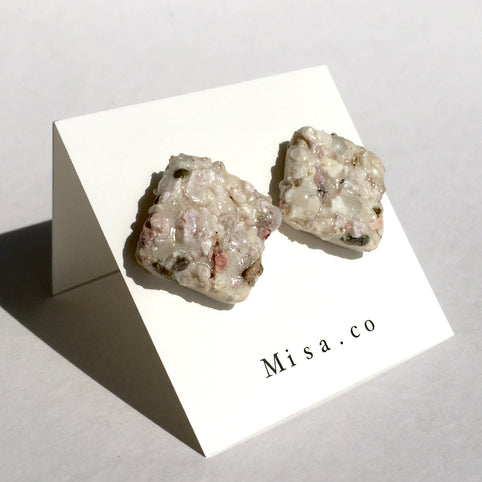 Misa.co 【一点物】薄桜色ピンク珪砂/陶器ピアス｜Misa.co（ミサコ）