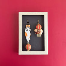 画像をギャラリービューアに読み込む, 玉乗りするネコ・ボブの耳飾り｜maltamarie（マルタマリエ）
