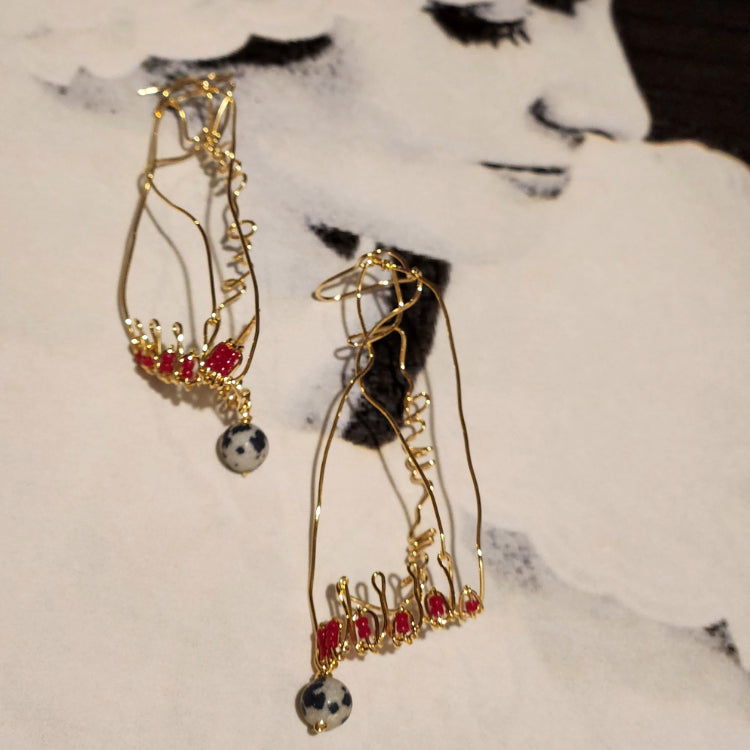 Standing on tiptoe｜neko（ネコ）