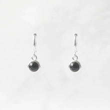 画像をギャラリービューアに読み込む, ブラックガーネット ダングルピアス（シルバー925）｜SMUK（スムーク）
