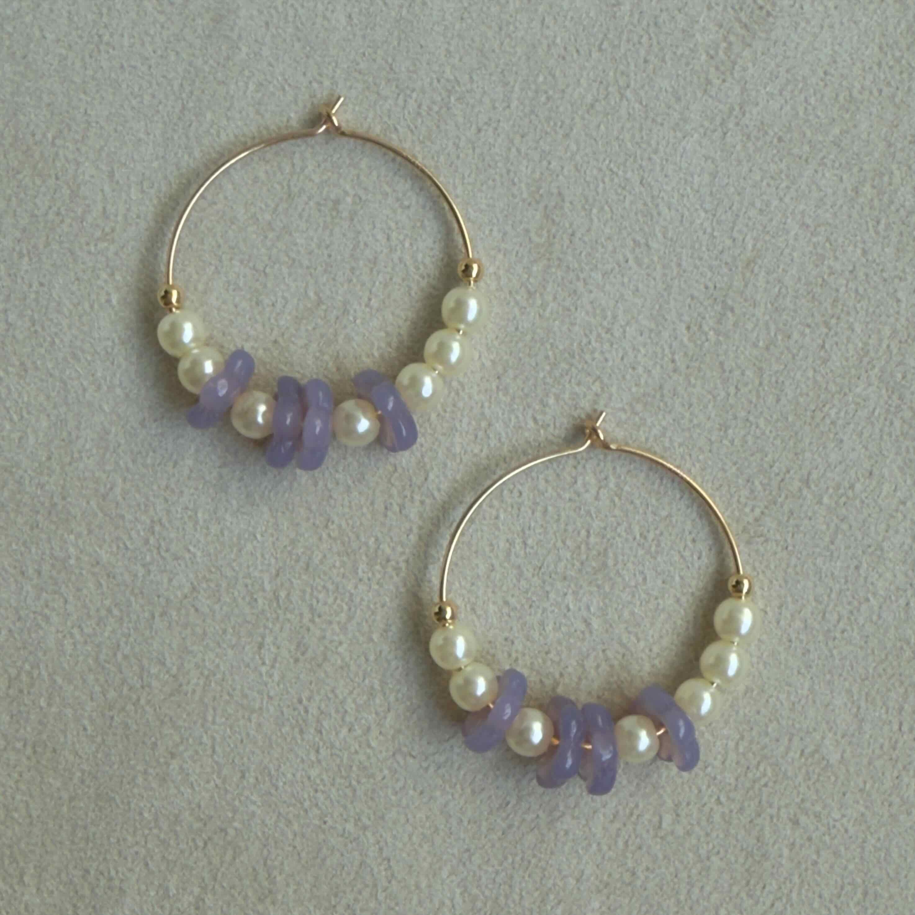 【ピアス】耳元に咲く静けさ　アメジストオパールフラワーとパールの14KGFフープピアス｜ERIKOART（エリコアート）